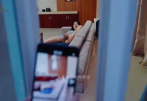 đột nhập quan hệ em nhà đối diện đang thủ dâm